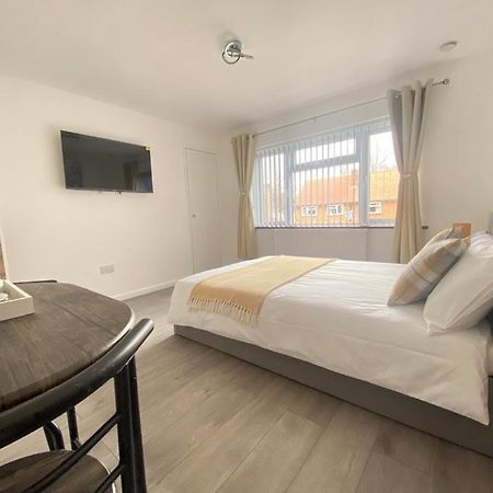 Gatwick Deluxe En-Suite Rooms Horley Exterior photo