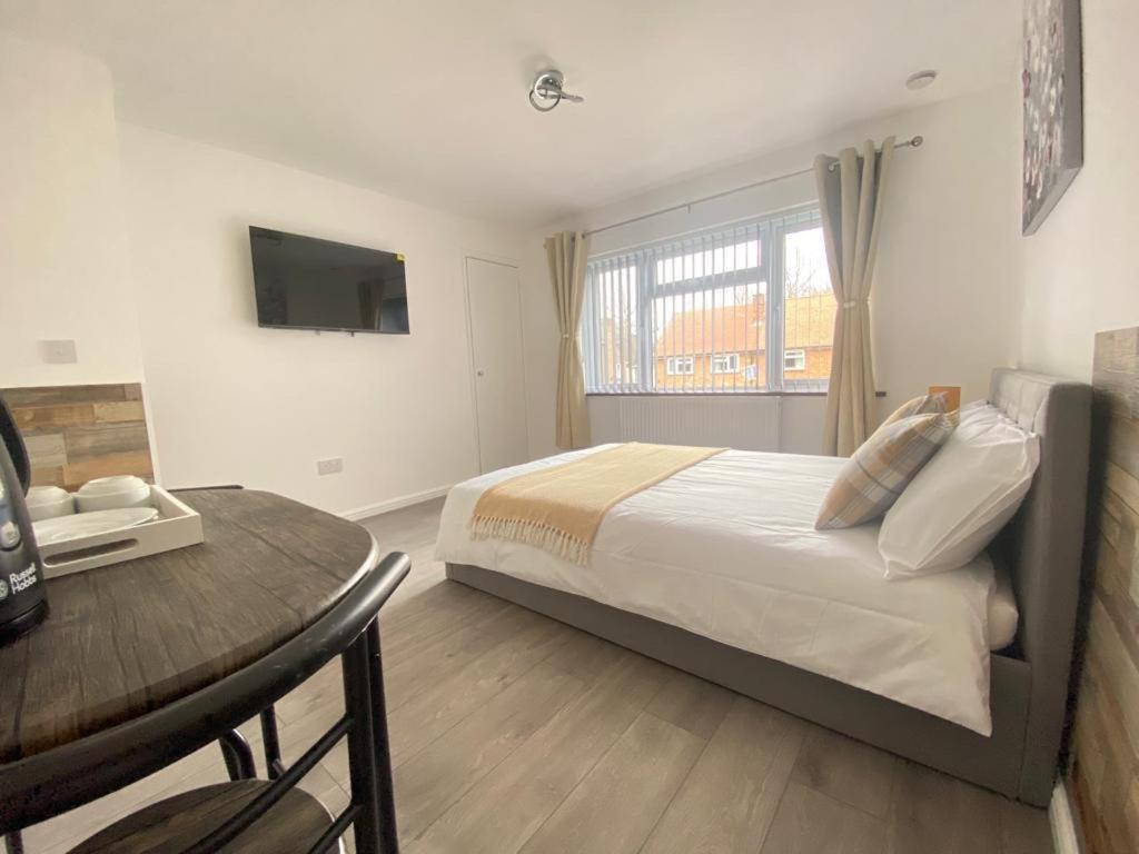Gatwick Deluxe En-Suite Rooms Horley Exterior photo