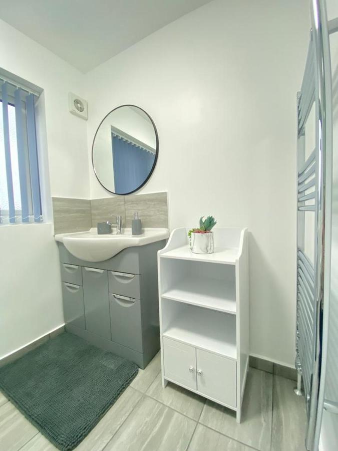 Gatwick Deluxe En-Suite Rooms Horley Exterior photo