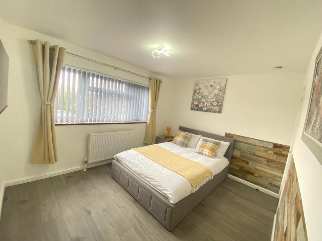 Gatwick Deluxe En-Suite Rooms Horley Exterior photo