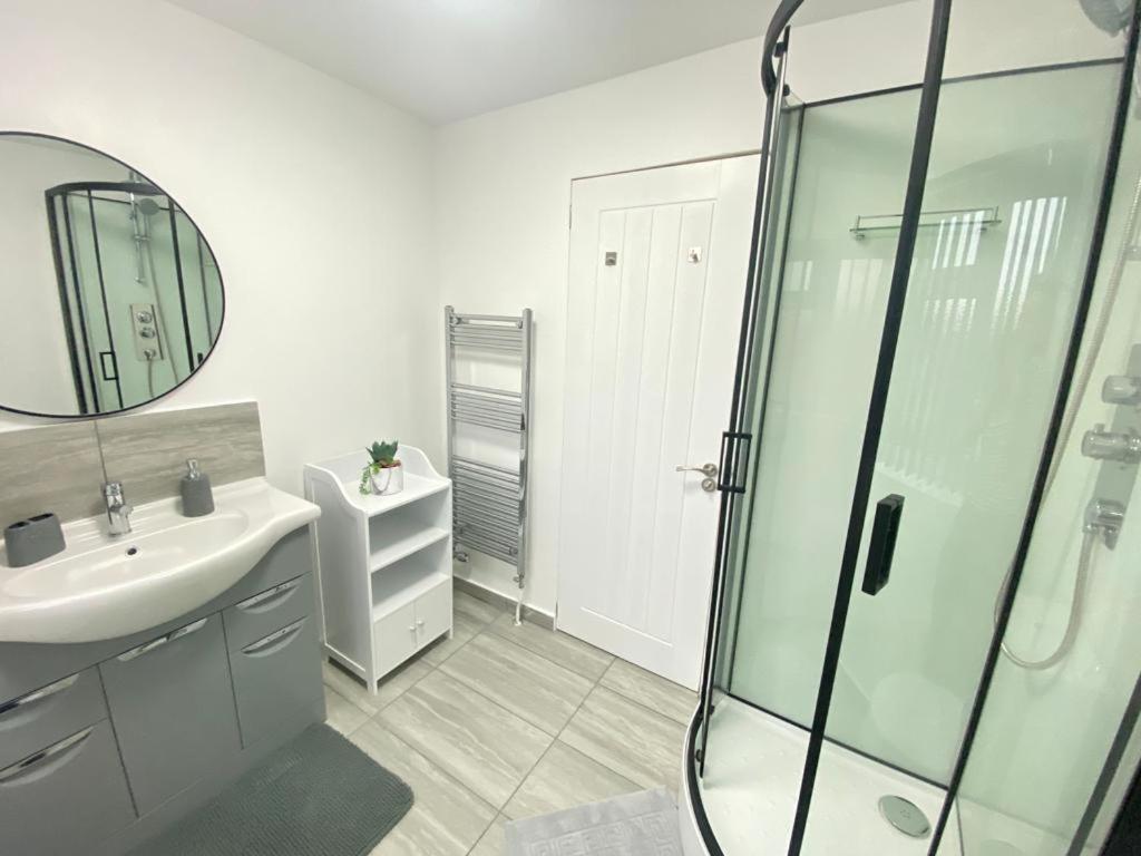 Gatwick Deluxe En-Suite Rooms Horley Exterior photo