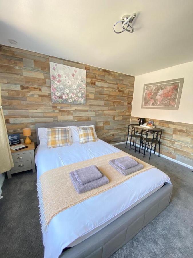 Gatwick Deluxe En-Suite Rooms Horley Exterior photo